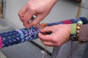 Hände beim Stricken